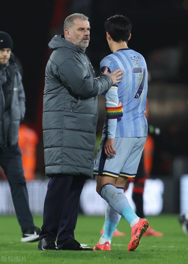 切尔西后卫抢断频繁,成为球队攻防的关键 切尔西后卫抢断频繁,成为球队攻防的关键