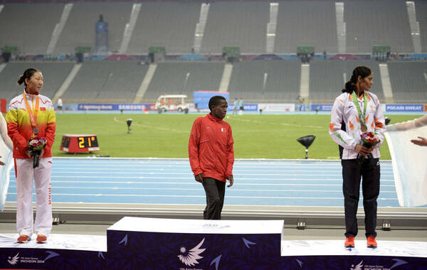 日本游泳选手实现逆转,喜登领奖台 日本游泳选手实现逆转,喜登领奖台