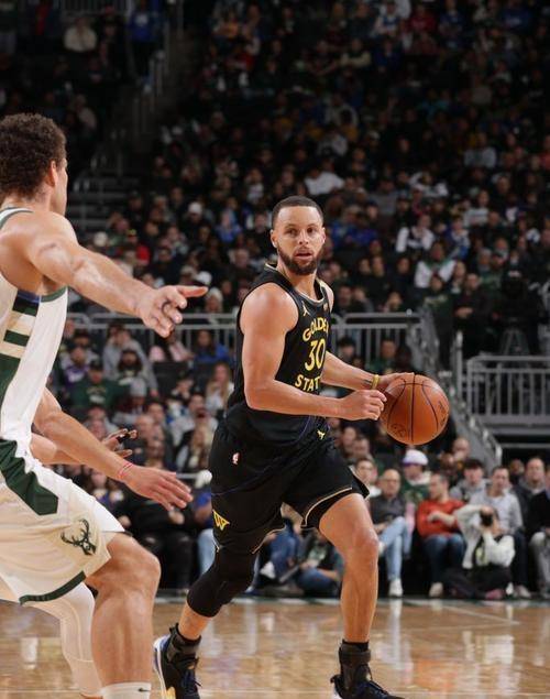 勇士惨遭惨败，库里缺阵影响球队稳定性