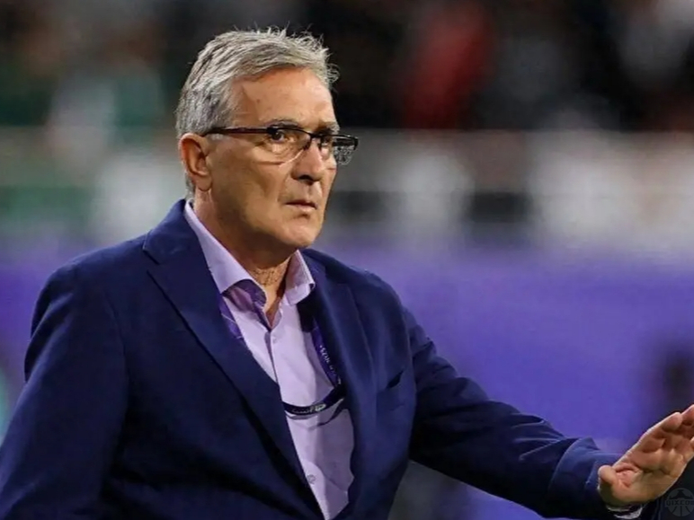 沙尔克中场梅开二度,成为全场焦点 沙尔克中场梅开二度,成为全场焦点