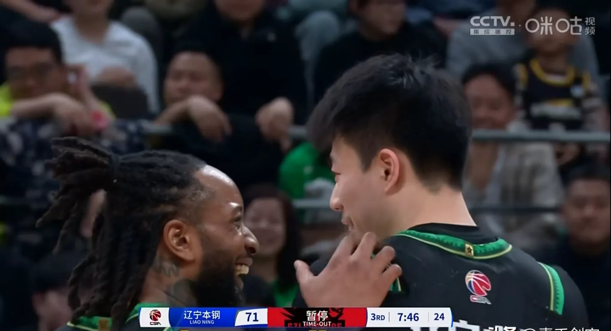 联赛中的球员逐渐融入球队体系,默契十足 联赛中的球员逐渐融入球队体系,默契十足