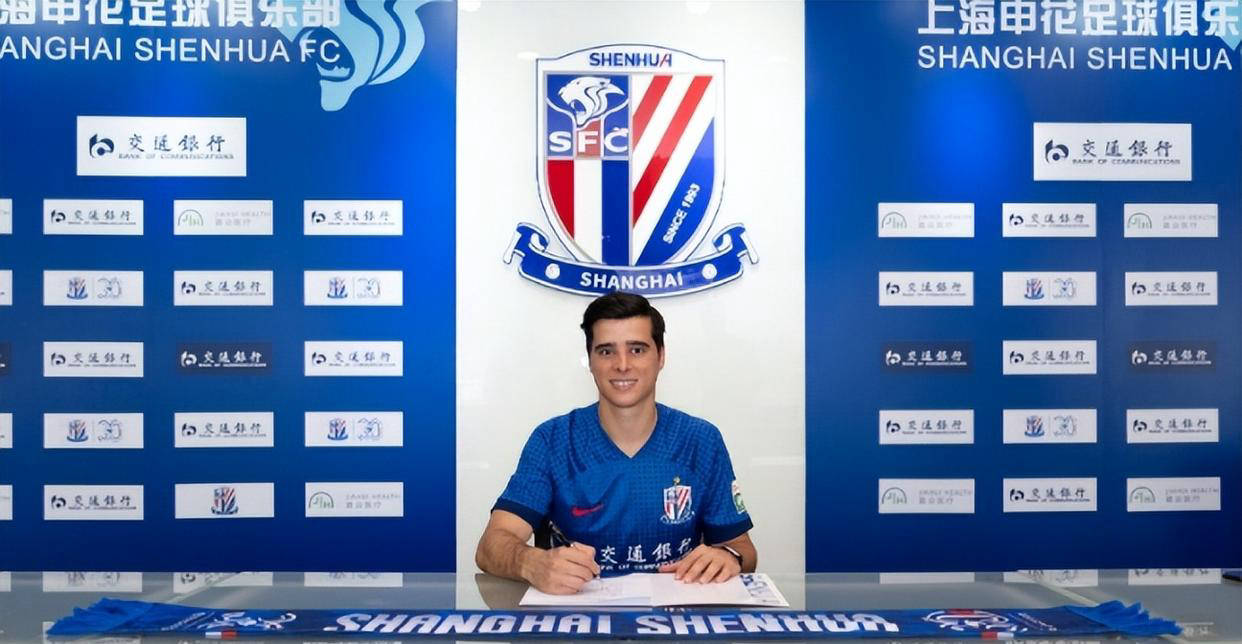 联赛中的球员逐渐融入球队体系,默契十足 联赛中的球员逐渐融入球队体系,默契十足