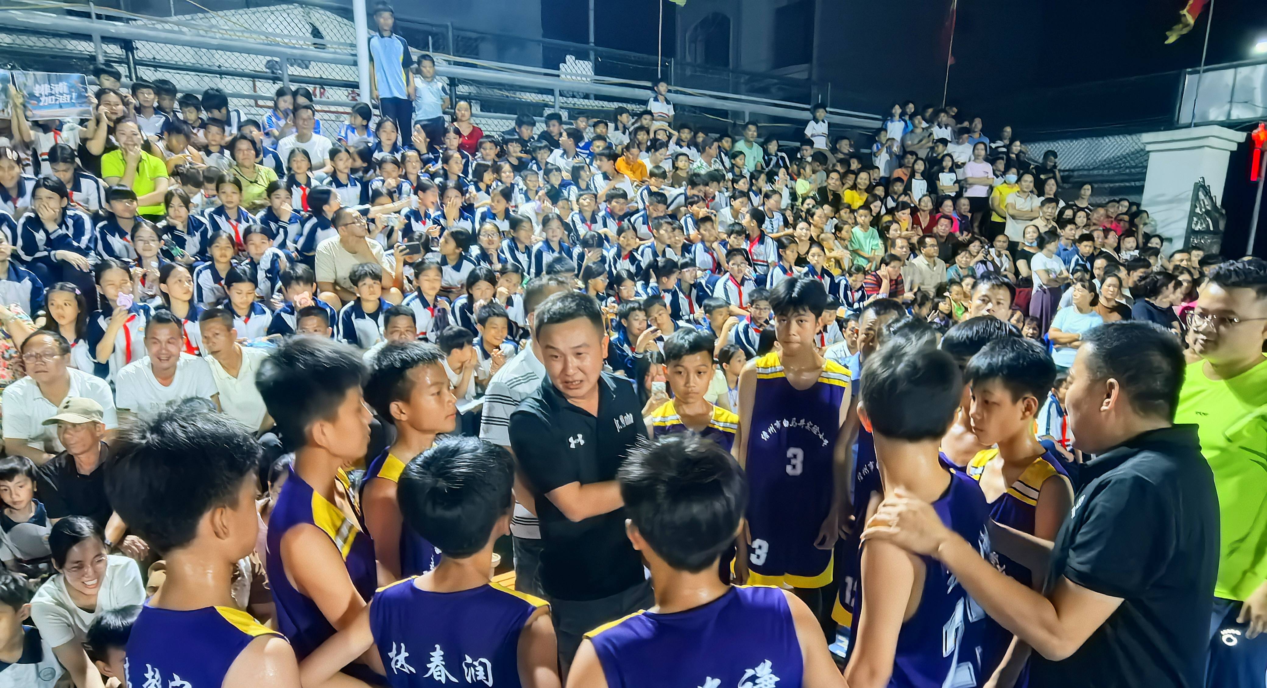 关于篮球比赛现场粉丝饱受热情感染的信息 关于篮球比赛现场粉丝饱受热情感染的信息