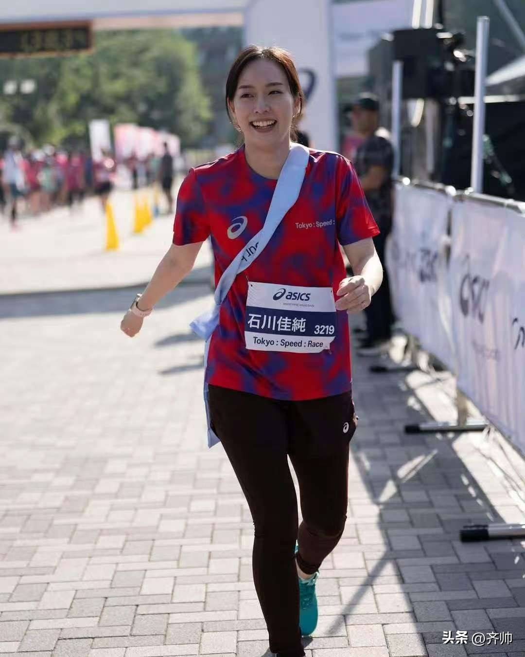 英姿飒爽！举重选手重量级掌控比赛