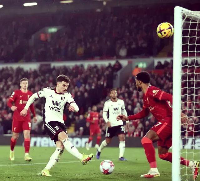 利物浦客场大胜，追赶领头羊