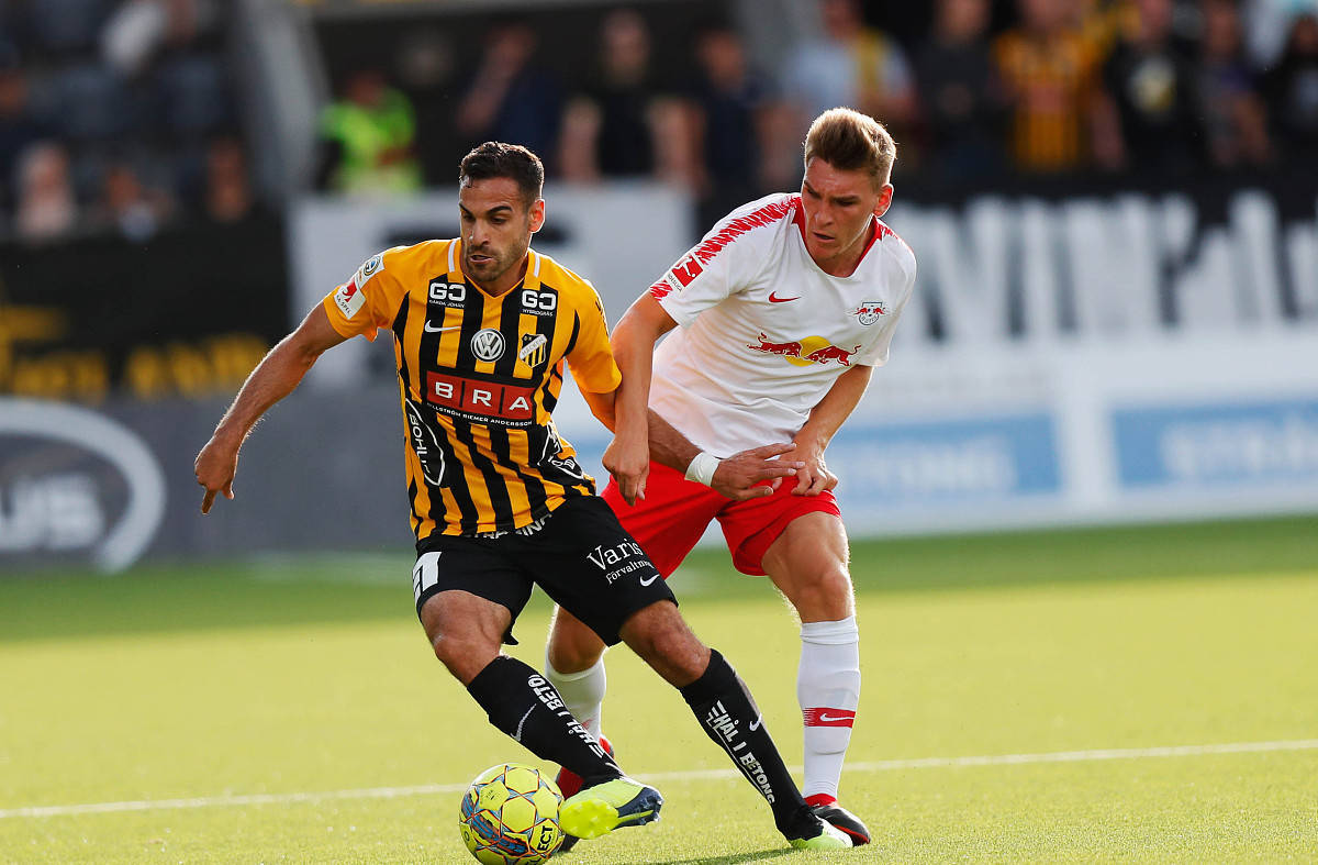 瑞典队实力强劲晋级国际足球赛八强