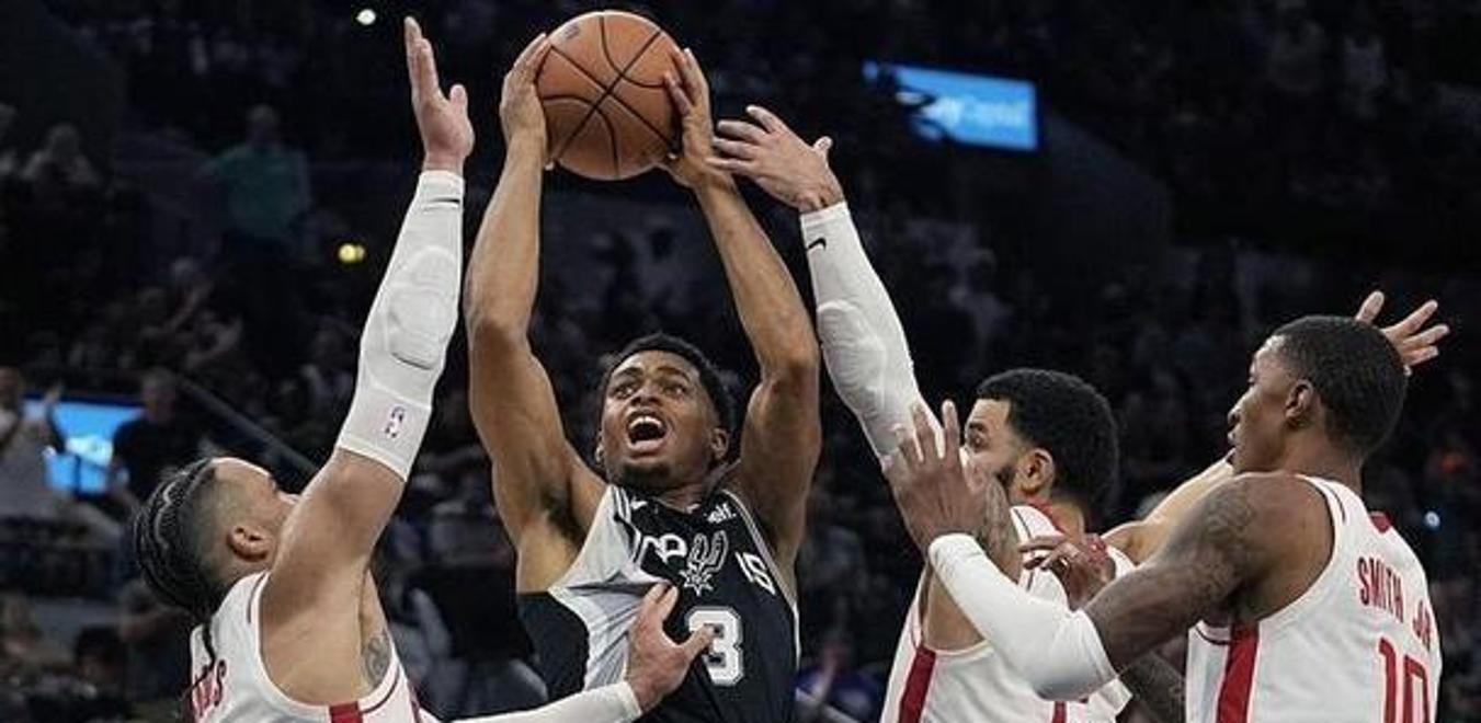 火箭大胜马刺,保持东部领先优势 火箭大胜马刺,保持东部领先优势